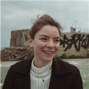 Chica joven, dinámica y sociable, enseña su lengua materna, el italiano, a cualquier persona interesada en aprenderlo